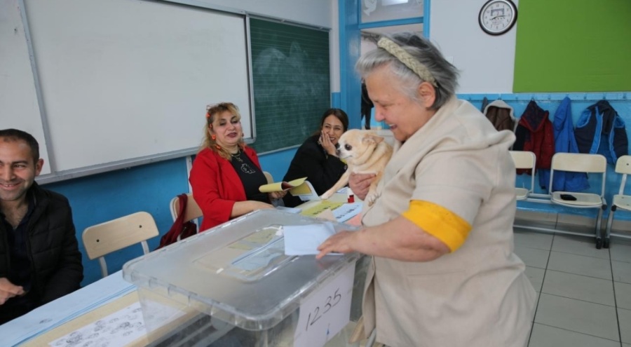 Edirne'de bir vatandaş oy kullanmaya köpeği ile gitti