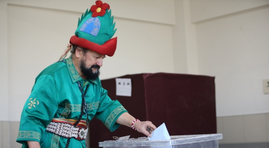 Bursa'da Bülent Akay "Hacivat" kostümüyle oyunu kullandı