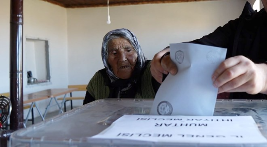 Türkiye'nin en yaşlı seçmeni Arzu nine oyunu kullandı
