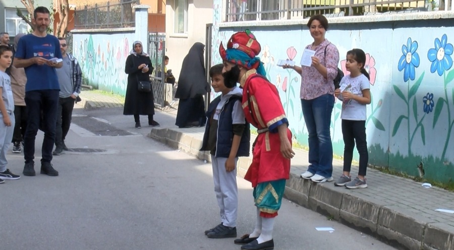 Bursalı tiyatrocu bu sefer Karagöz kostümüyle oy kullandı
