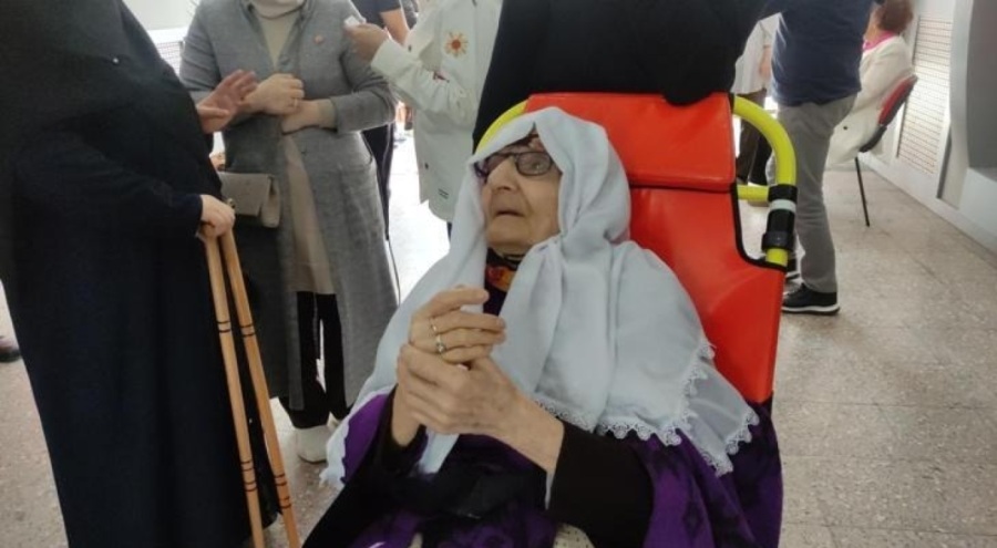 Bursa'da 91 yaşındaki seçmen sedye ile sandığa gitti!
