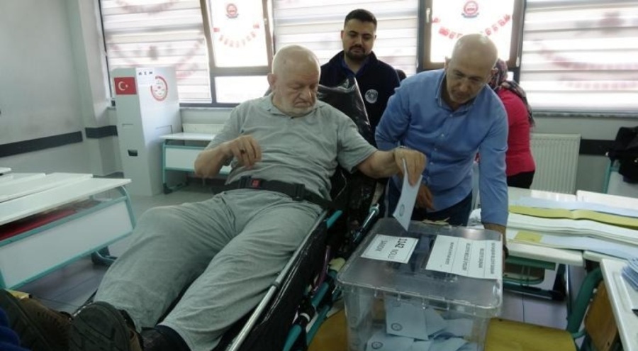 Bursa'da yatalak hasta sedye ile oy kullanmaya götürüldü