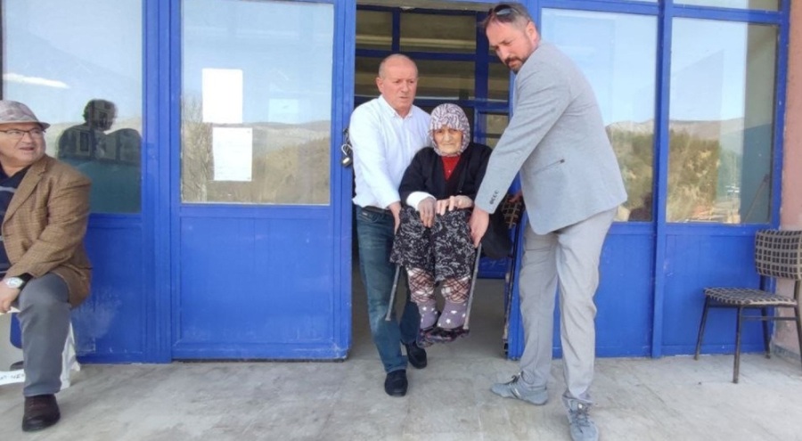 100 yaşındaki kadın oy kullanmaya gitti