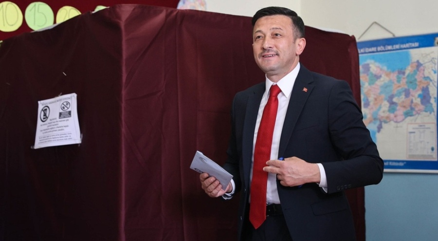 AK Parti adayı Hamza Dağ'dan rakibi Cemil Tugay'a tebrik