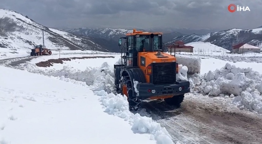 Bayburt-Trabzon arasında karla mücadele sürüyor