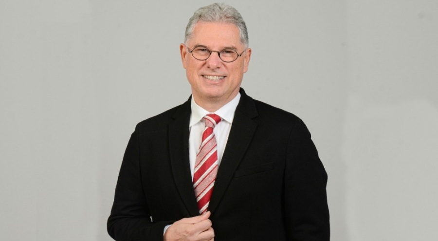 Deniz Dalgıç kimdir?