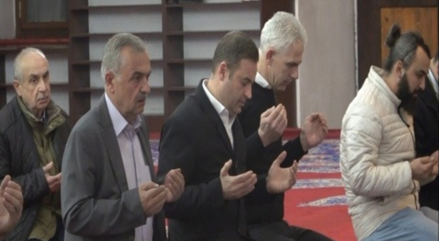 Balıkesir'in yeni CHP'li başkanı şükür namazı kıldı