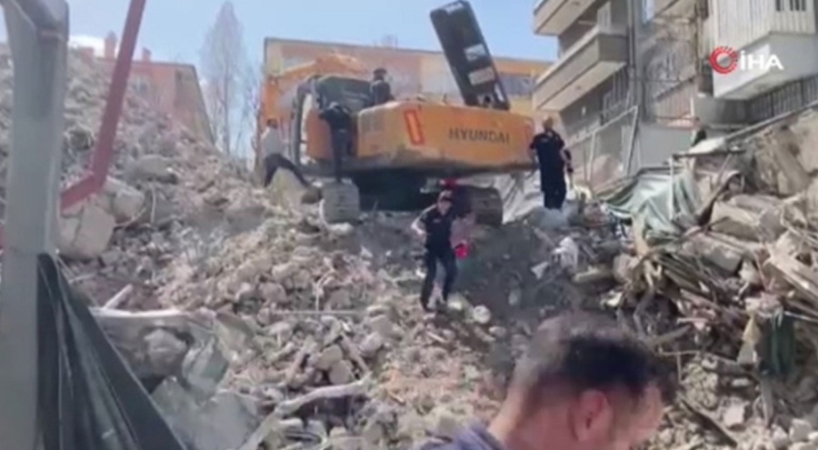 Ankara'da bina yıkımı sırasında göçük!