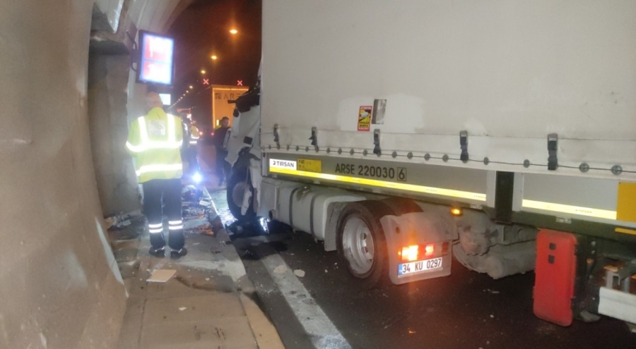 Bursa'da tünelde kontrolden çıkan tır duvara çarptı!