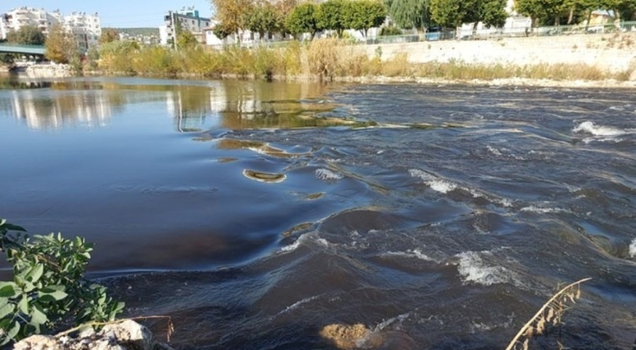 Araba nehre düştü! 8 kişi öldü