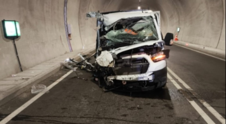 Kamyonet tünelde TIR'a çarptı!