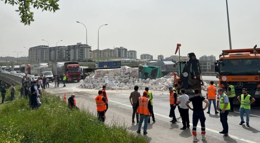 Otoyolda 3 kamyonun karıştığı kaza!