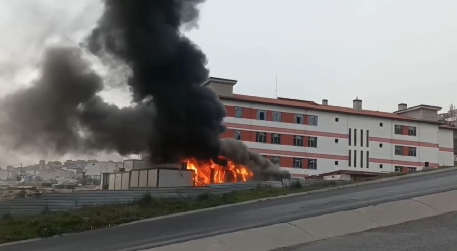 Okul inşaatı bahçesindeki işçi konteynırı alev alev yandı
