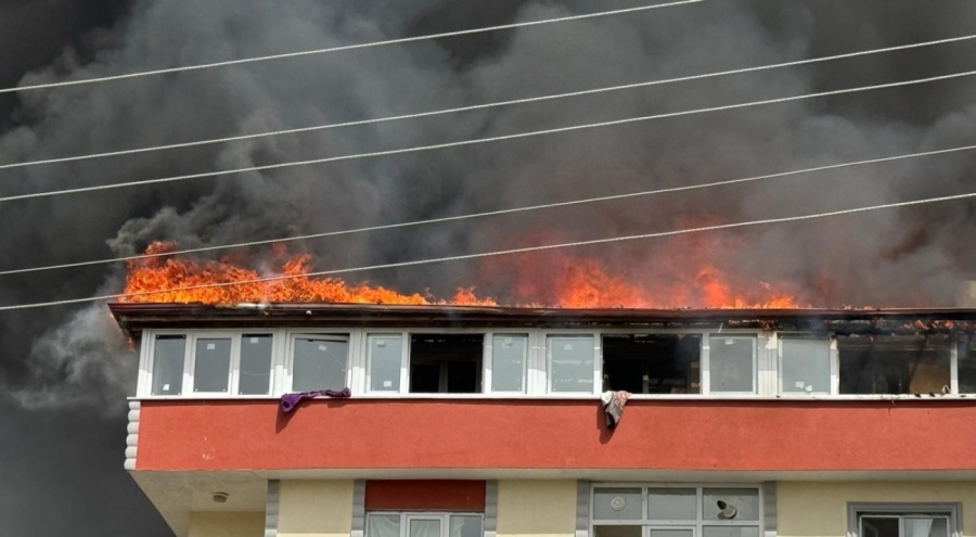 2 binanın çatı katı alev alev yandı