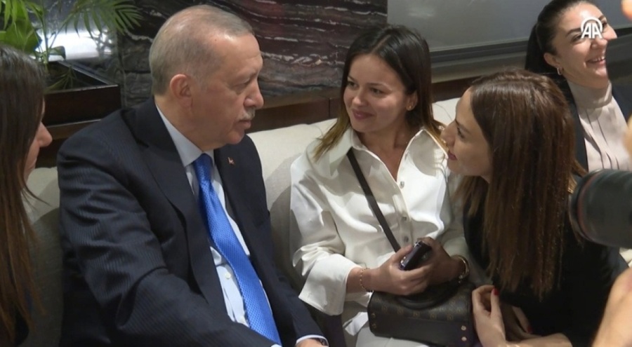 Erdoğan, Ankara'da bir kafede vatandaşlarla buluştu