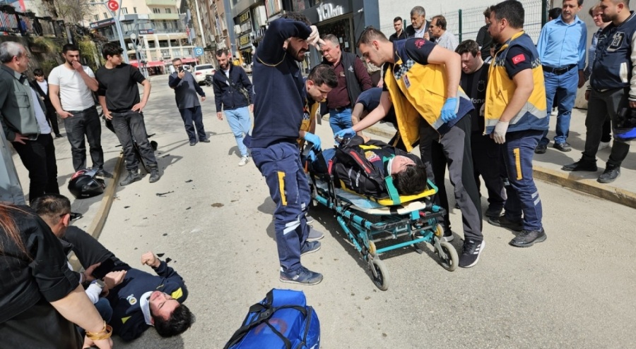 Motosiklet yayaya çarptı, 3 kişi yaralandı