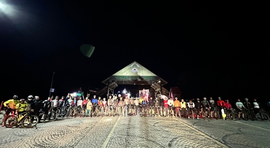 Bisiklet tutkunları iftar sonrası Uludağ'a pedal çevirdi