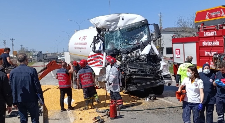 LPG yüklü tanker, park halindeki tahıl yüklü tıra çarptı!