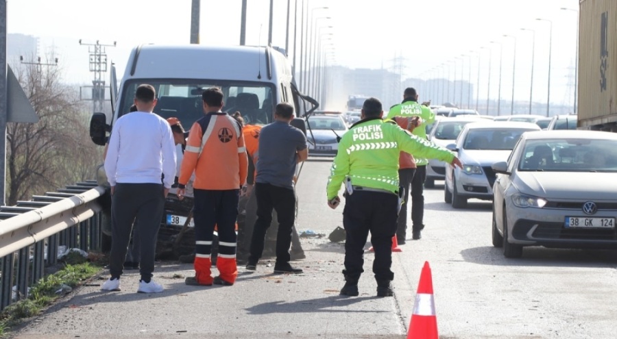 Kamyon servislere çarptı: 1'i ağır, 10 işçi yaralı