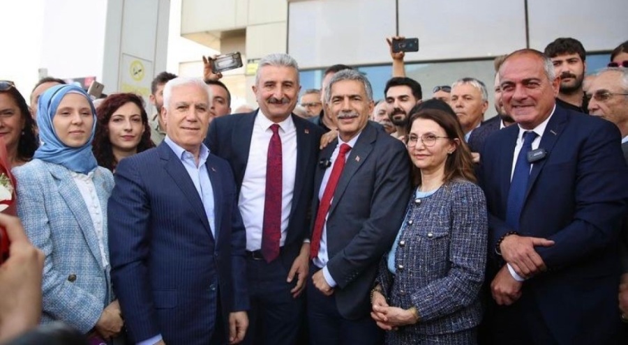 Gemlik Belediye Başkanı Şükrü Deviren mazbatasını aldı