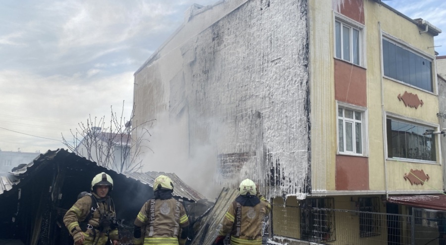 Araç garajındaki yangın binanın cephesine sıçradı