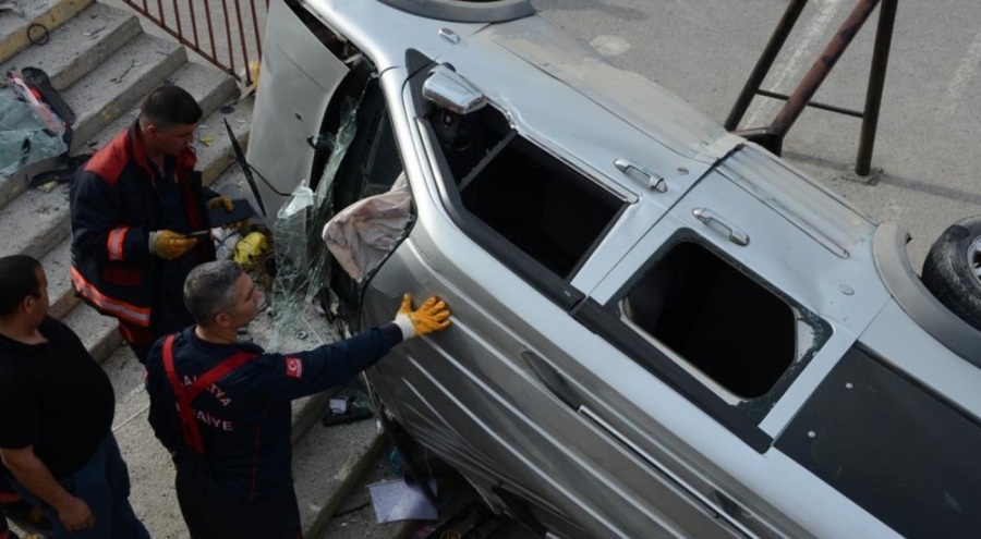 Kontrolden çıkan hafif ticari araç okul bahçesine uçtu