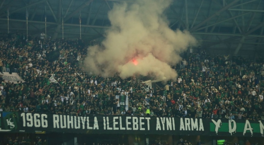 Kocaelispor taraftarı yangın söndürme tüpü sıktı