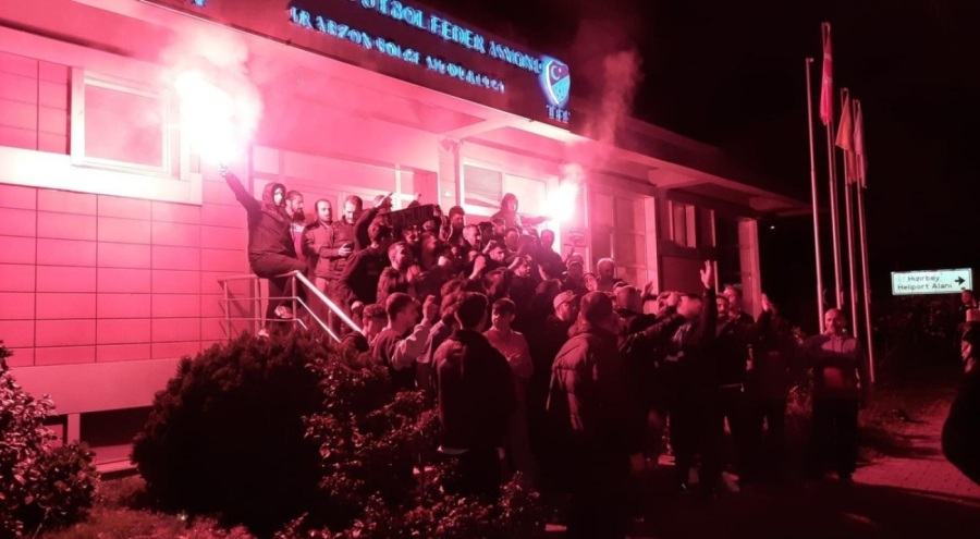 Trabzon'da bir grup taraftar, TFF'yi protesto etti