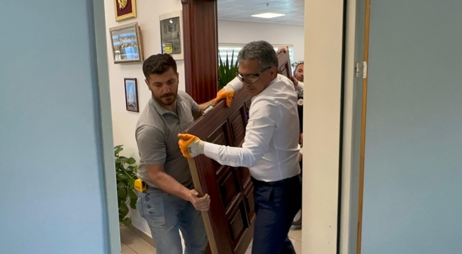 Gemlik Belediye Başkanı Şükrü Deviren makam kapısını söktü