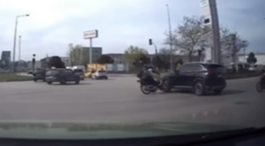 Bursa'da motosiklet TOGG'a böyle çarptı