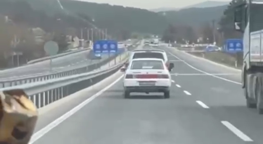 Bursa'da şehirlerarası yolda bozulan otomobiline bulduğu tehlikeli çözüm!