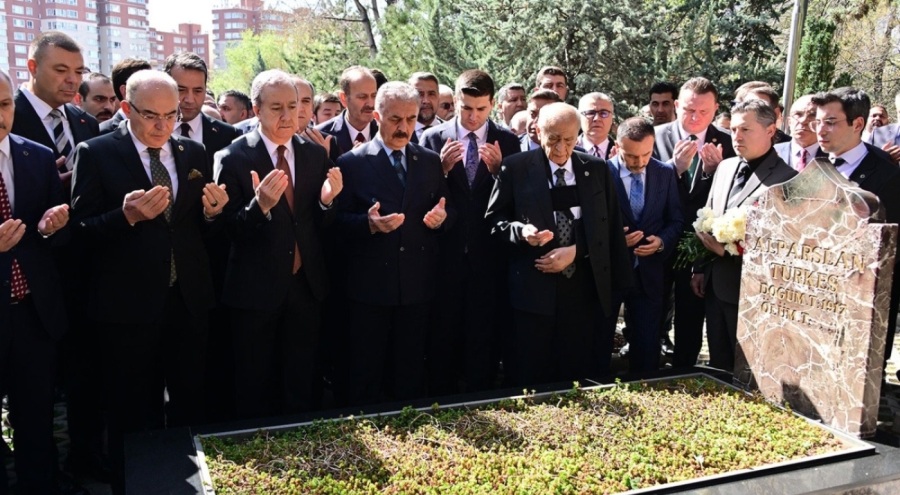 Devlet Bahçeli'den Türkeş'in mezarına ziyaret