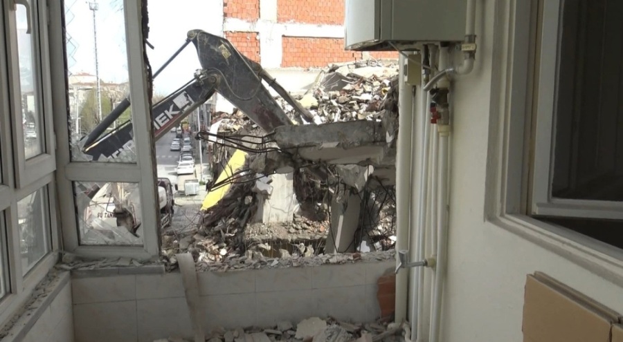 Kentsel dönüşüm için yıkılan bina, skandalı ortaya çıktı