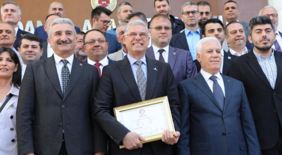 CHP Bursa'da Mudanya coşkusu! Deniz Dalgıç, mazbatasını alıp göreve başladı...