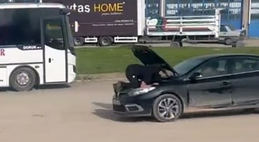 Bursa'da seyir halindeki aracının arızasını bulmak için motoruna oturdu!