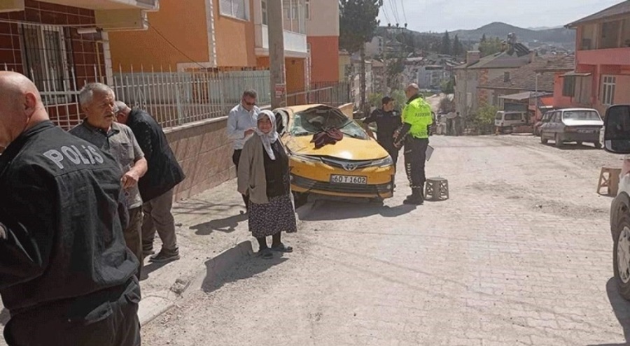 Yokuş aşağı inen taksi takla attı