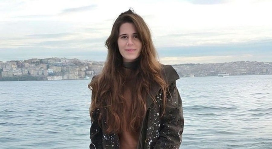 Çeşme'nin ilk kadın belediye başkanı Lal Denizli, mazbatasını aldı