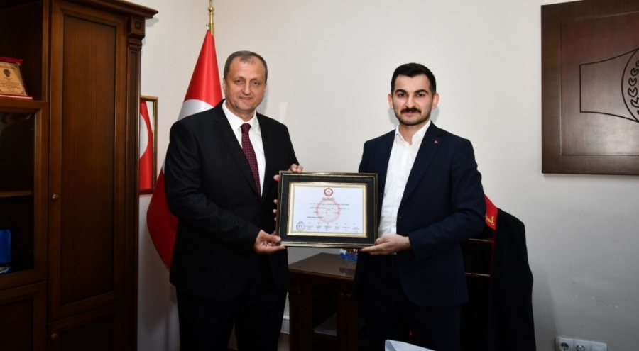 İznik Belediye Başkanı Kağan Mehmet Usta mazbatasını aldı