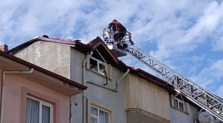 3 katlı binanın çatısında yangın!