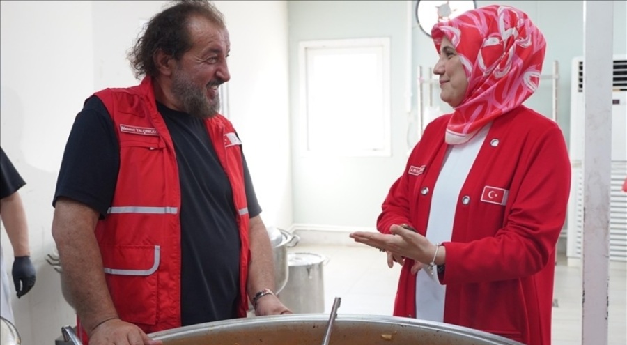 Şef Mehmet Yalçınkaya depremzedeler için yemek hazırladı