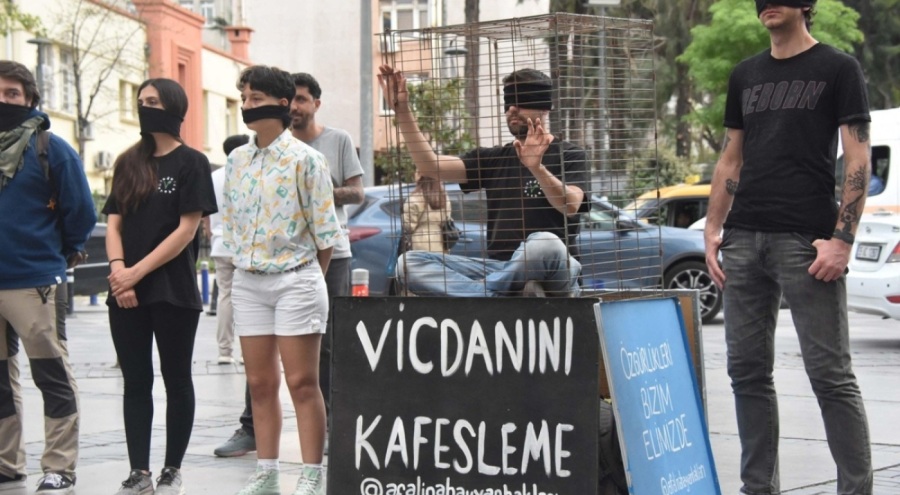 İzmir'de sokak hayvanları için kafesli eylem!