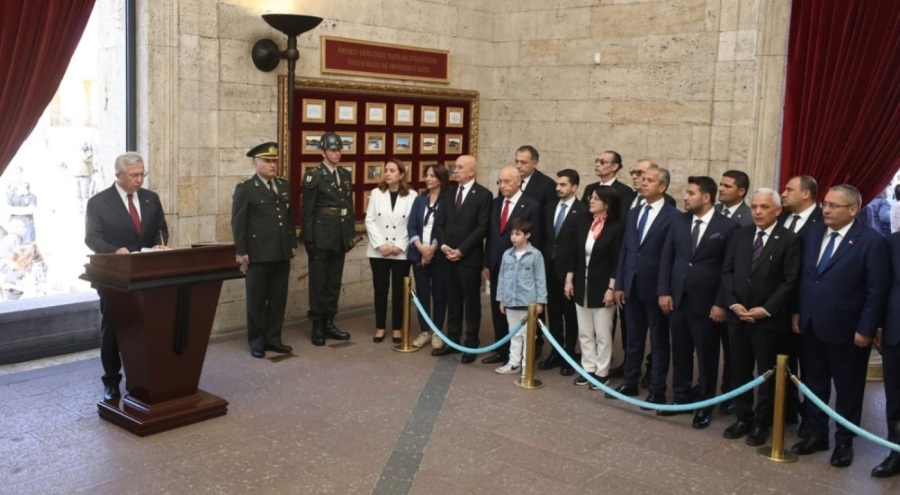 Ankara'nın CHP'li belediye başkanları Anıtkabir'i ziyaret etti