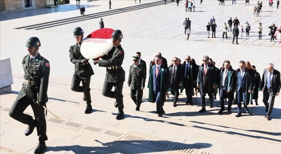 Türkiye Barolar Birliği heyeti, Avukatlar Günü dolayısıyla Anıtkabir'i ziyaret etti