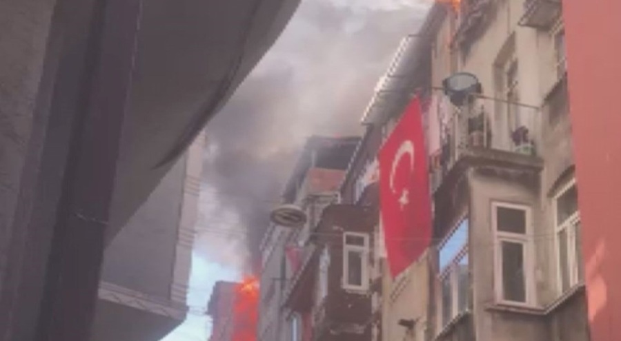 Beyoğlu'nda yangın! Yan binalara da sıçradı