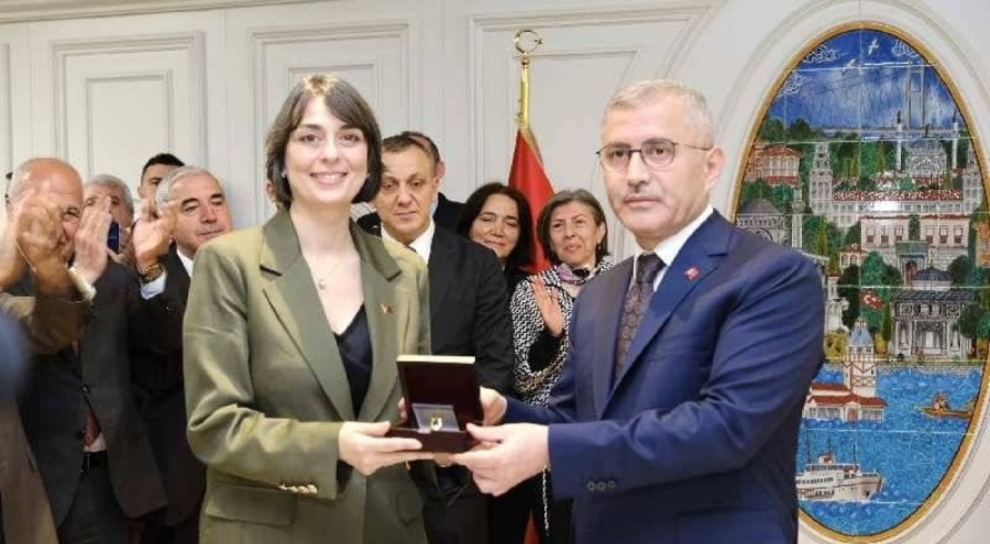 Üsküdar'da CHP'li Sinem Dedetaş resmen görevine başladı