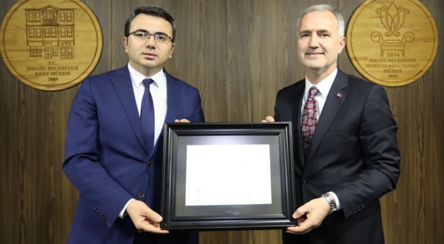 İnegöl Belediye Başkanı Alper Taban mazbatasını aldı
