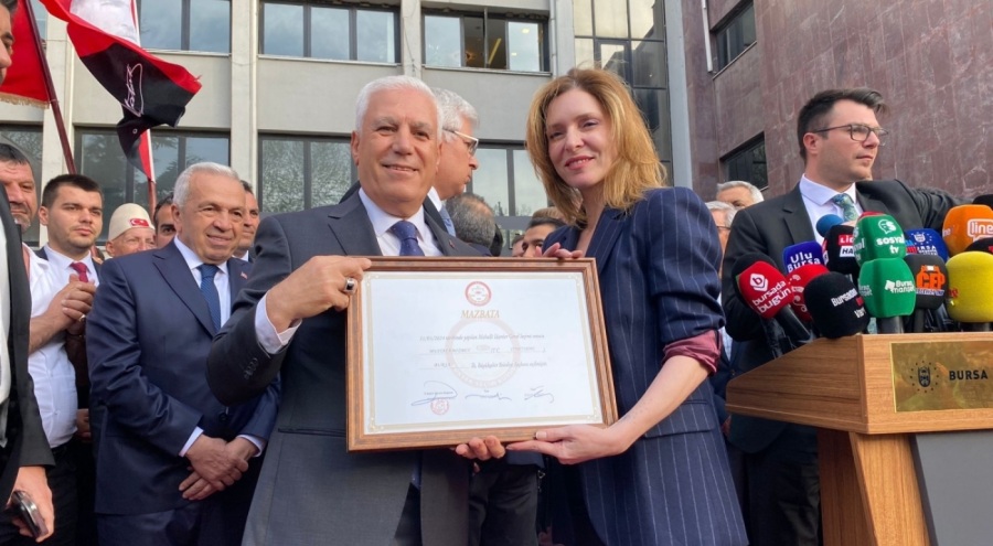 Gülümseyin Bursa'dasınız! Bursa'nın Başkanı mazbatasını aldı
