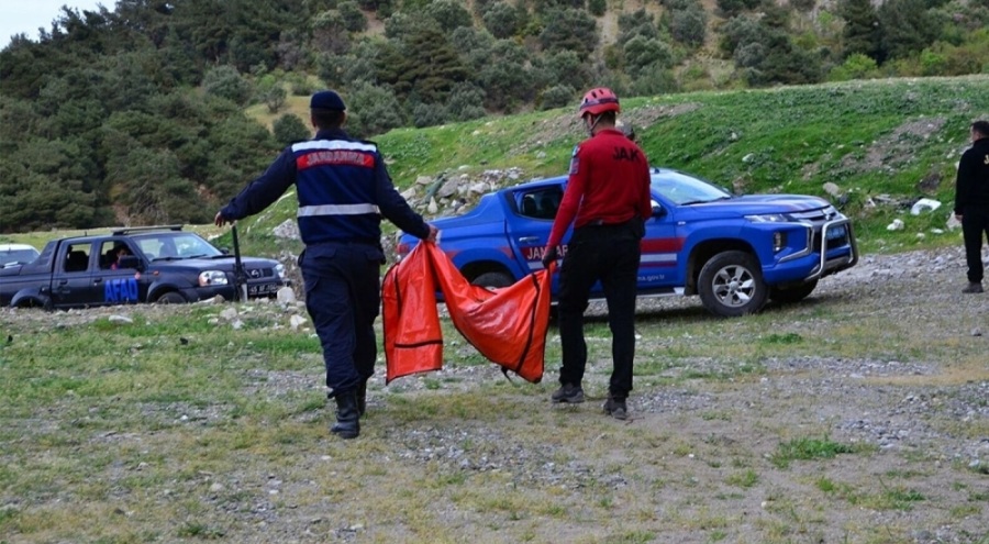 Dağlık alanda çürümüş erkek cesedi bulundu