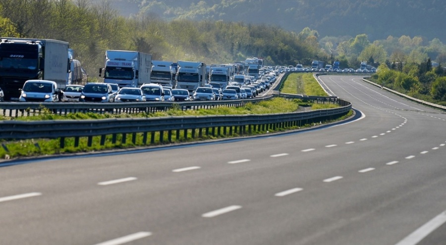 Bayram tatilcileri yollara düştü! Akın akın gidiyorlar