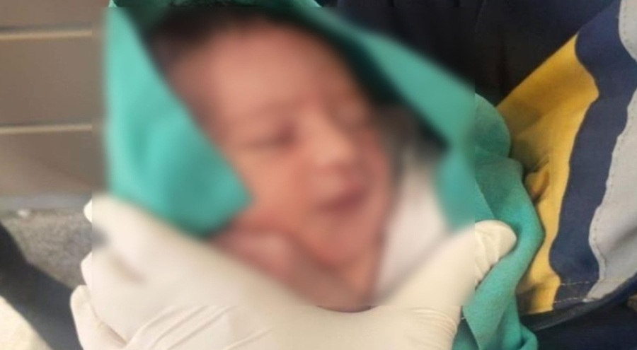 Yeni doğmuş bebek cami avlusunda terk edildi